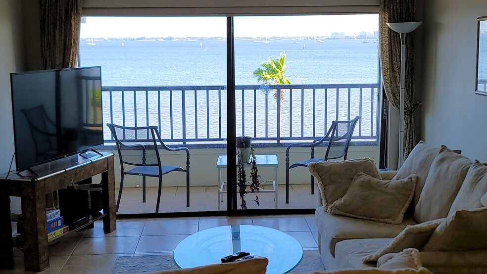 Building Photo - 1500 Park Beach Cir