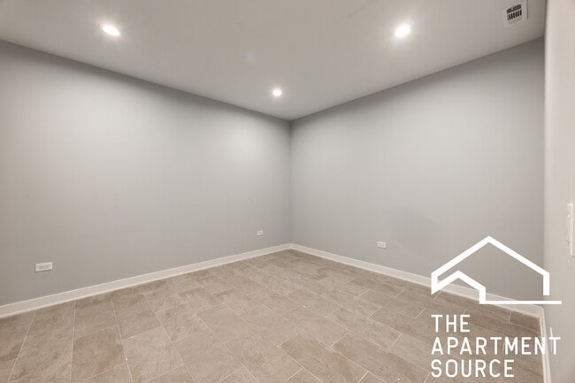 Building Photo - 5416 W Belmont Ave