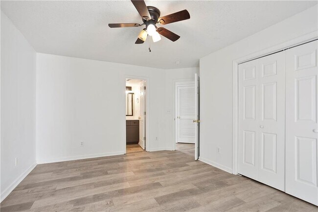 Building Photo - 6714 Lakewood Dr