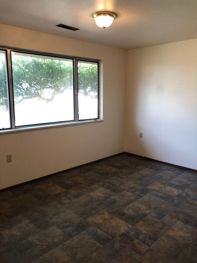 Building Photo - 595 NW Oak Ave