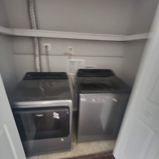 Building Photo - Spacious 3 bedroom house in Lehigh Manor