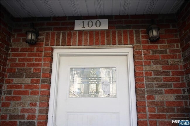 Building Photo - 100 Grove Terrace