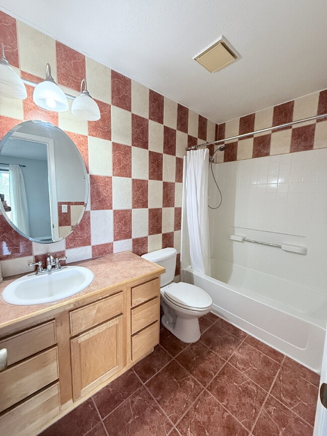 Building Photo - Moving Ready! 2 bedroom and 2 1/2 Bathroom