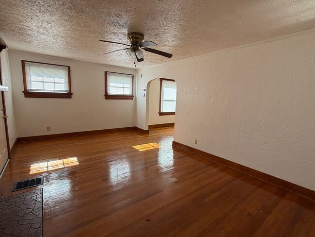 Building Photo - Cute 2 bedroom/1 bath Bunglow with garage in Dayton
