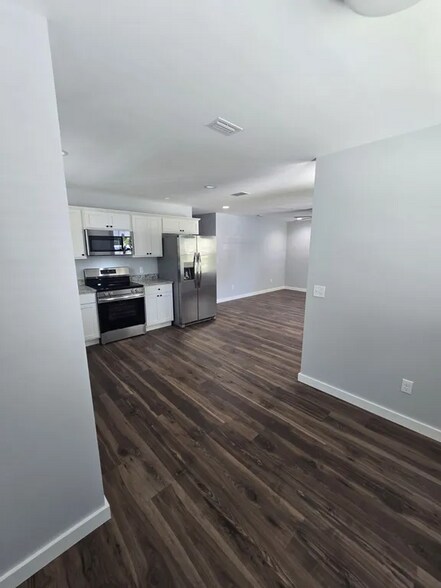Kitchen and living room view - 1618 Fountain Ave