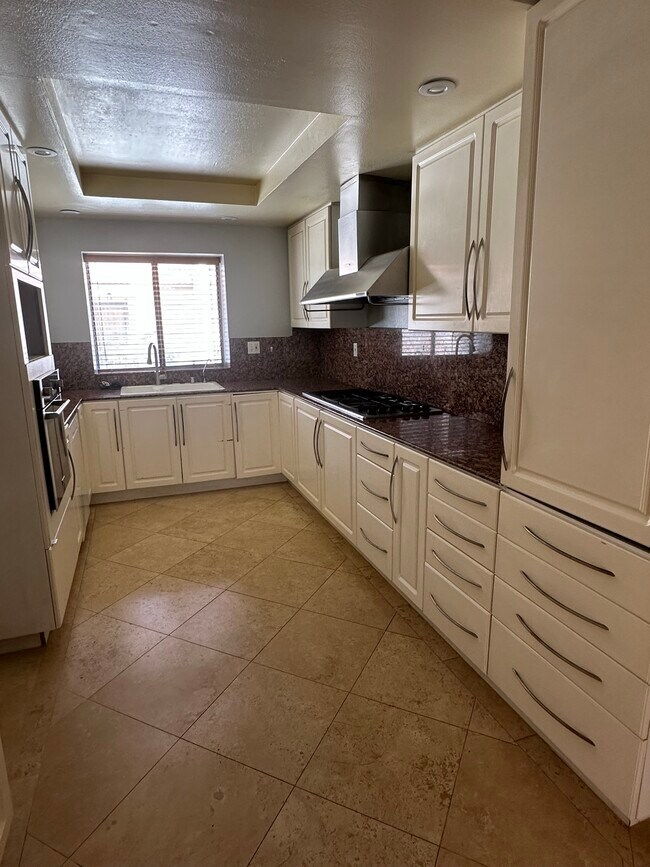 Huge kitchen with lots of cabinets - 4365 McLaughlin Ave