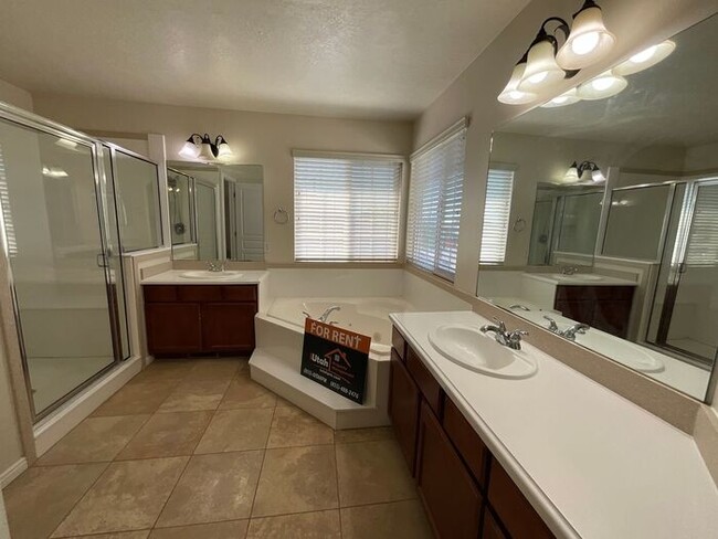 Building Photo - 6 bedroom 3 1/2 bathrooms 2 car garage Lar...