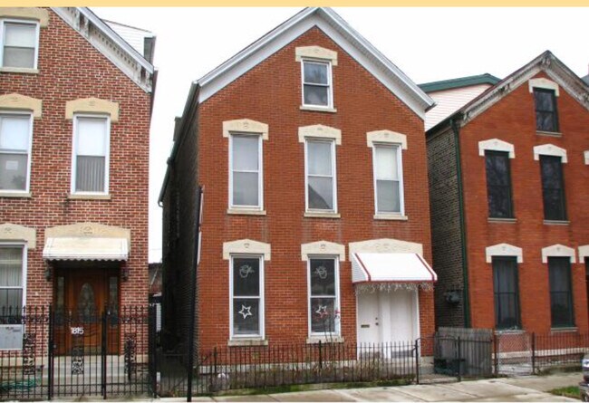 Vintage Apt top floor of 2 flat Red Brick - 1819 W Superior St