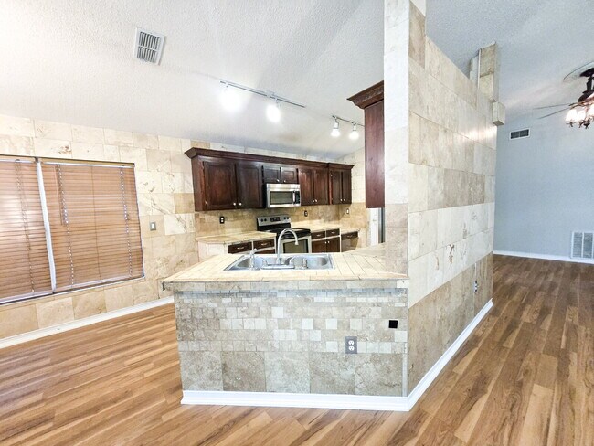 Building Photo - "Charming 3-Bedroom Home with 2 Full Baths in Lakeland – Spacious 1514 Sq Ft Haven!"