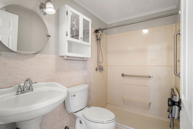 Building Photo - 305 Pine St