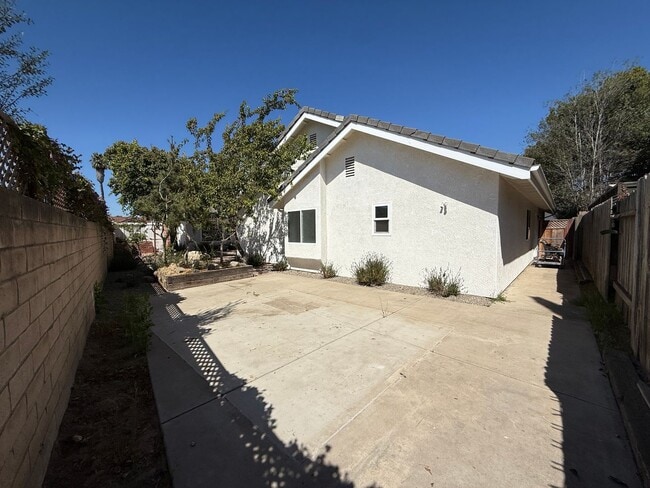 Building Photo - Beautifully Updated Single Story Custom Ho...