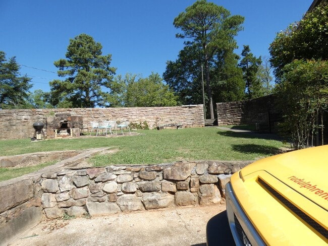 Building Photo - Charming Carriage Home in the Heart of Hoover