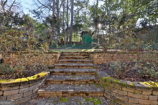 Building Photo - 487 Lakeshore Dr NE
