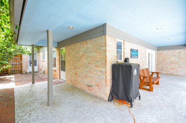 Building Photo - 827 Millpond Dr