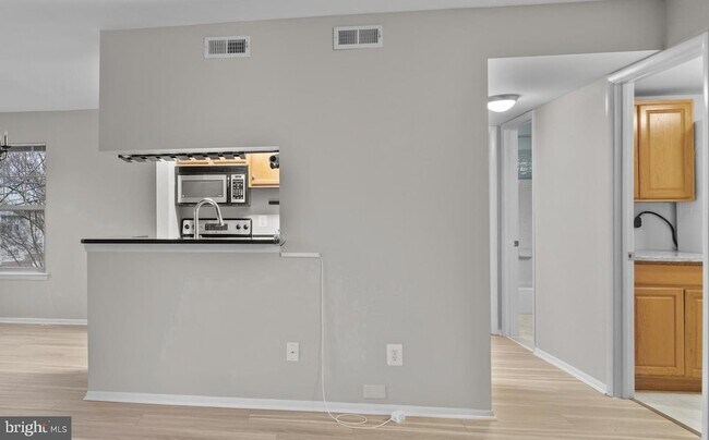 Building Photo - 1700 Ascot Way
