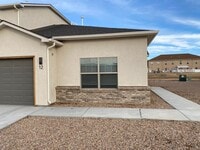 Building Photo - 3 Bedroom 2 Bath Single story end unit.