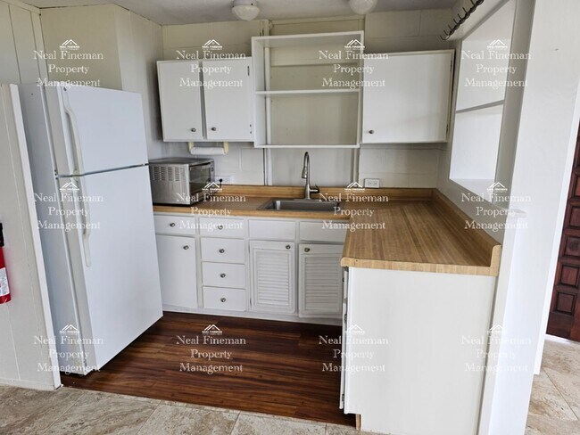 Building Photo - Studio/1 Bathroom Apartment. 60 steps walk up to the apartment. No parking. Rented as shown