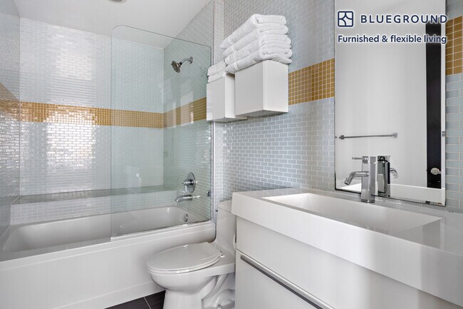 Building Photo - 810 S Spring St