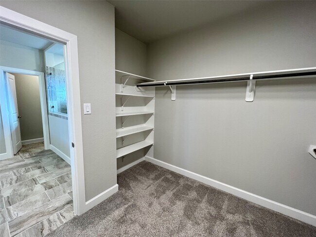 Building Photo - 547 Kingston Ln