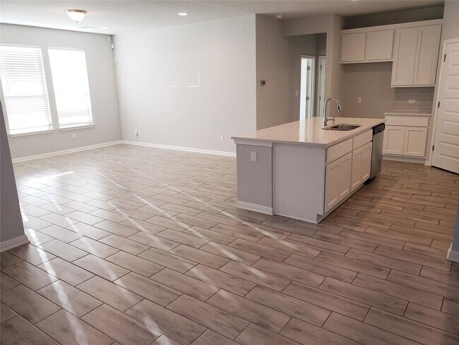 Building Photo - 124 Peruvian Ln