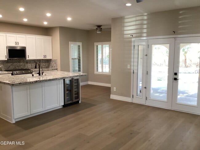 Building Photo - 305 Cloud Song E