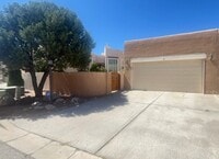 Building Photo - 3 bedroom 2 bath Townhouse Located In Sandia Heights!