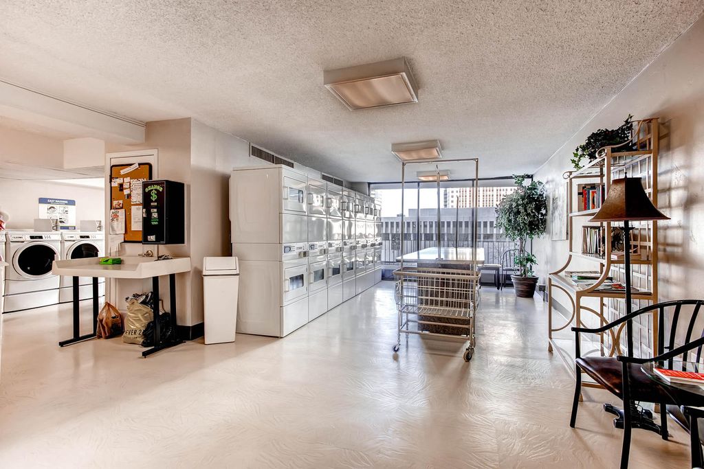 Laundry room with a coin machines - 1020 15th St