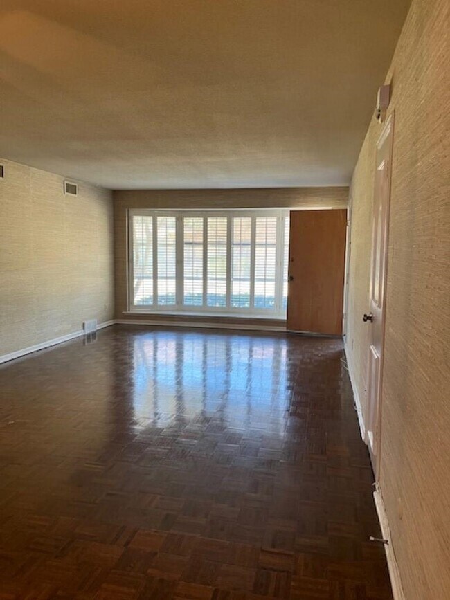 Building Photo - 4400 Poplar Ave