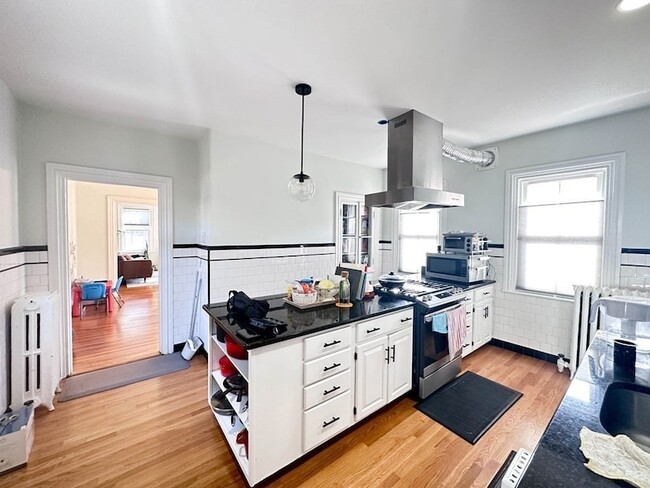 Building Photo - 83 Thorndike St