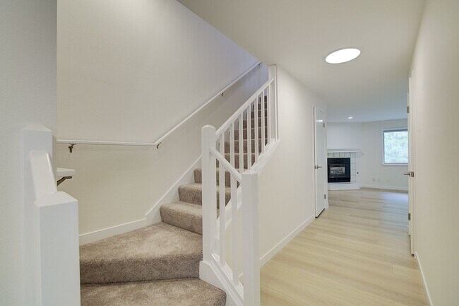 Building Photo - 2bd/2.5ba Kirkland Townhome