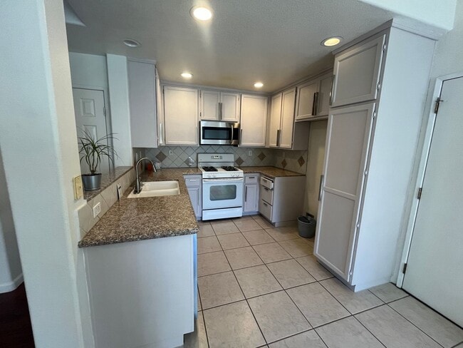 Building Photo - 4 Bedroom Townhome for Rent in Stevenson R...