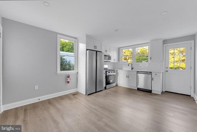 Building Photo - 15 N Main St