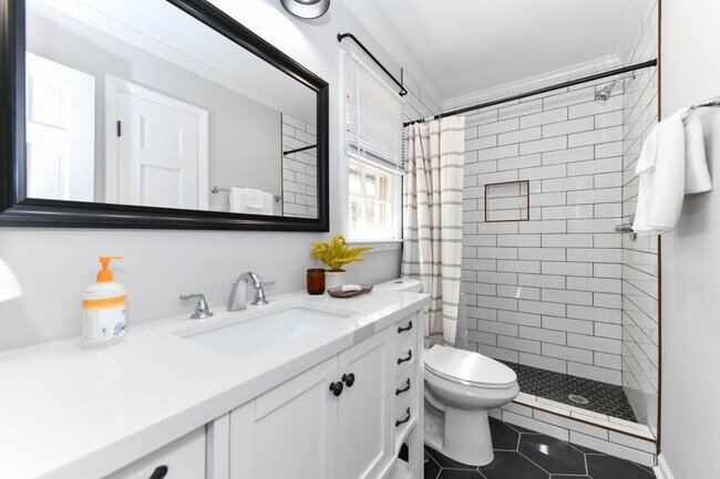 Building Photo - 3409 Cottage Pl