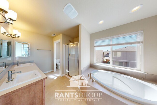 Building Photo - Beautiful Newer Home! Easy I5 access!