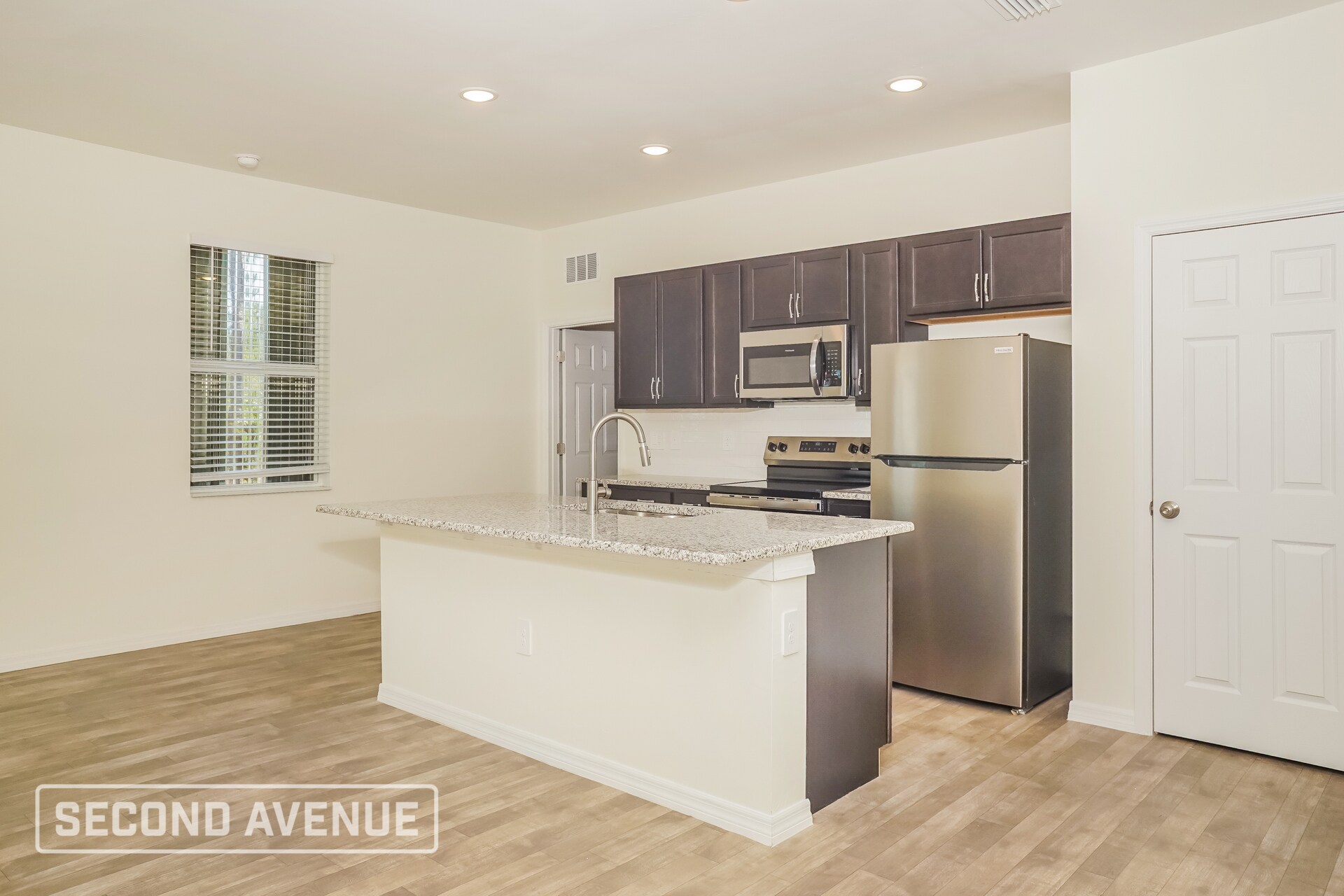 Building Photo - 1004 S Lassonde St