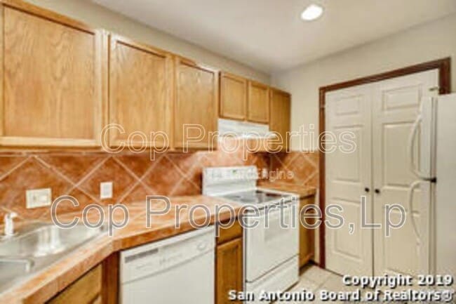 Building Photo - 8633 Datapoint Dr