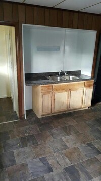 Building Photo - 3 bedrooms 2 full baths