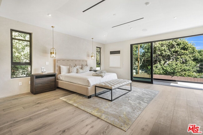 Building Photo - 318 S Medio Dr