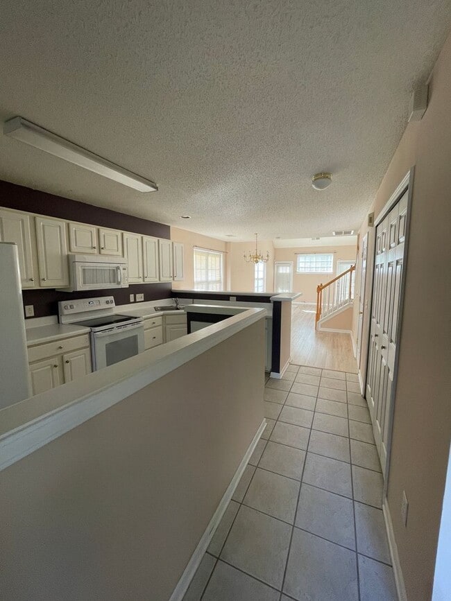 Building Photo - Townhouse with Owner's Suite on main level...