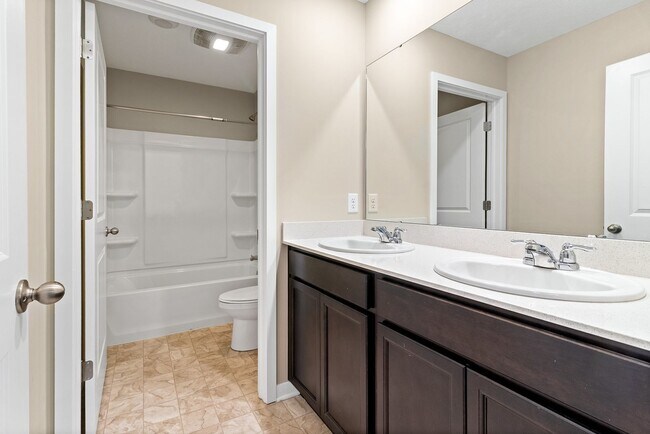 Building Photo - Now Leasing! Comfortable Family Home on Ke...