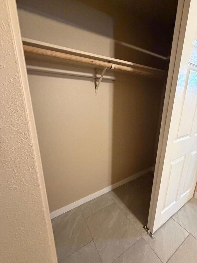 Building Photo - 1438 N Shill Dr