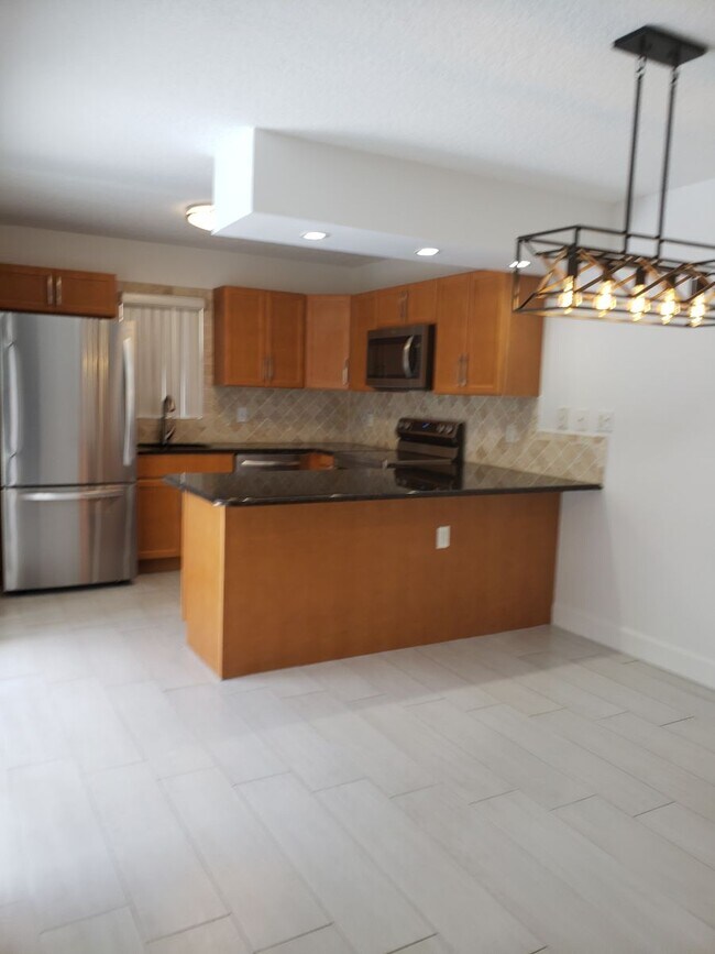 Granite counters throughout - 7594 Courtyard Run W