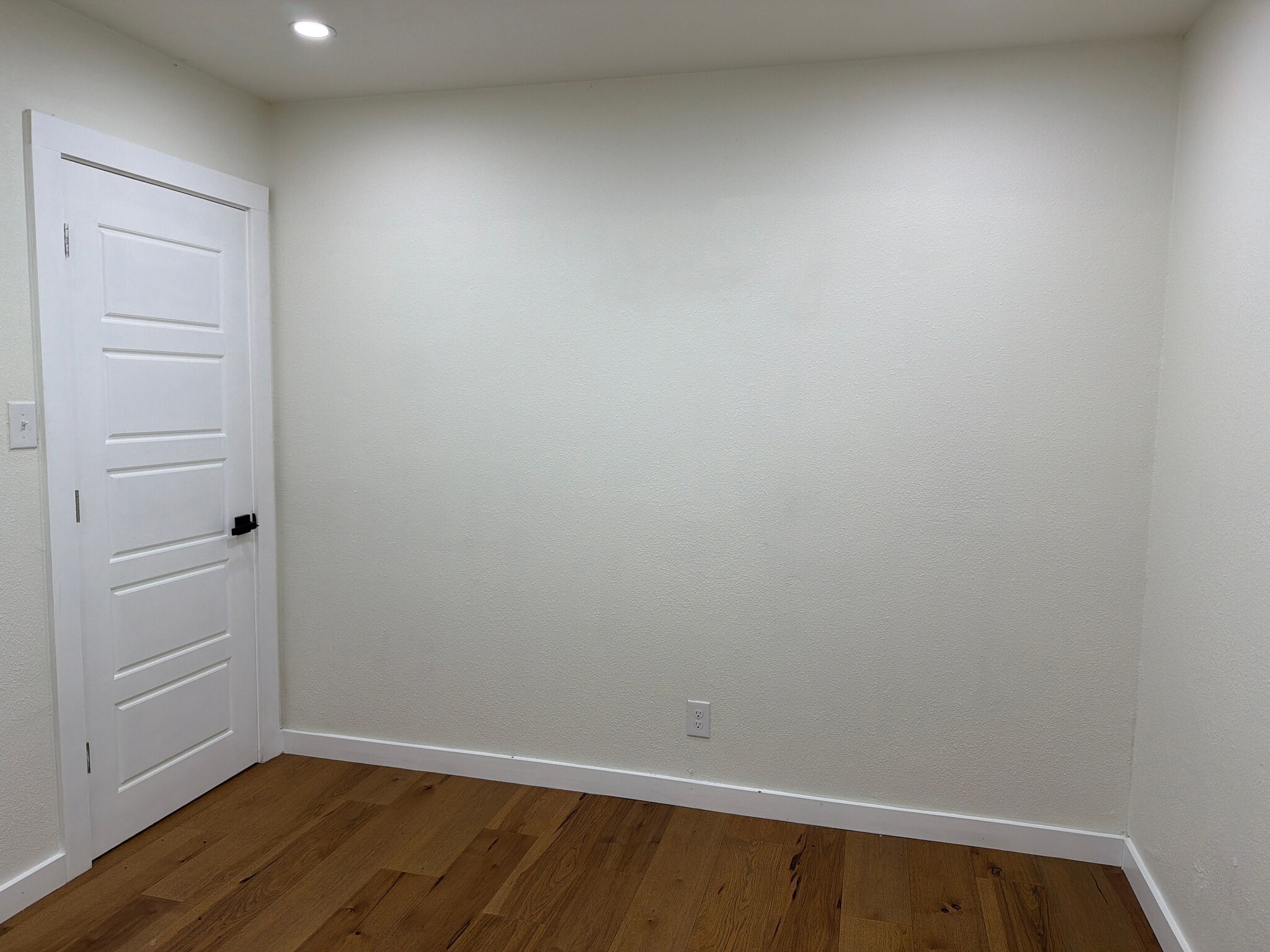 Building Photo - Room in House on Rockridge Dr
