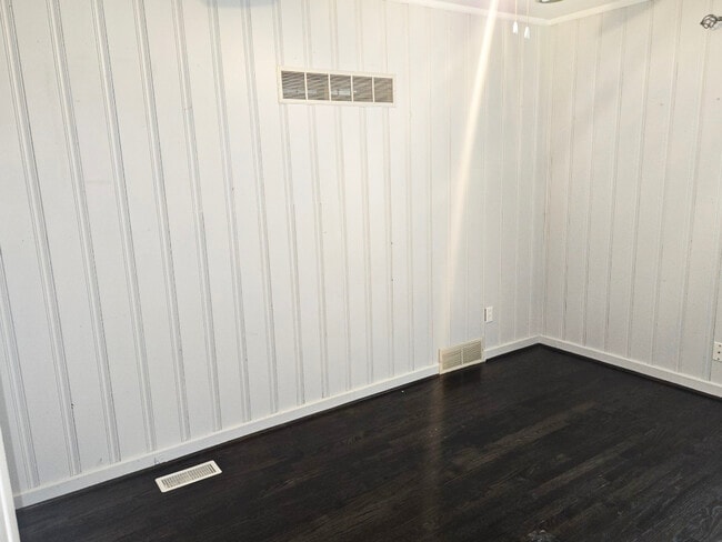 Building Photo - 3018 Guilford Dr