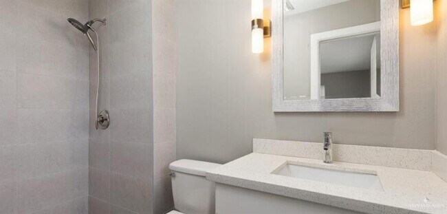 Building Photo - 17 E Walnut Ave