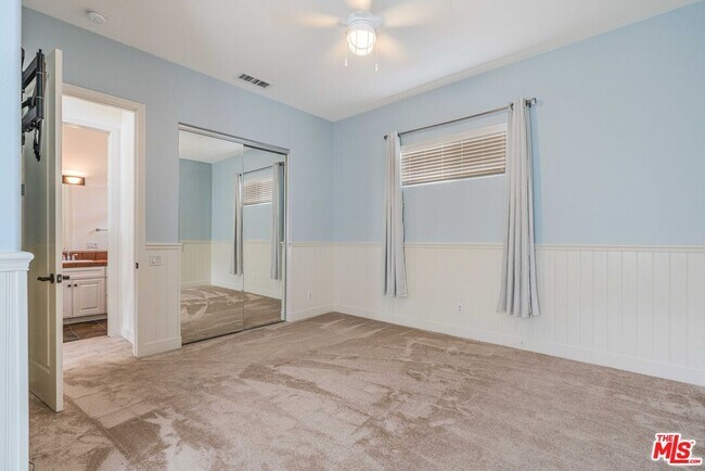 Building Photo - 5800 Seawalk Dr