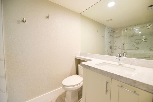 Building Photo - Fully Remodeled unit in the beautiful gate...