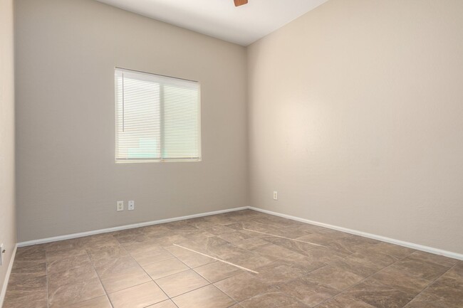 Building Photo - Check out this 3 bed/2 bath LARGE CORNER LOT!