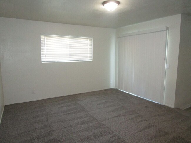 Building Photo - 184 Woodbury Cir