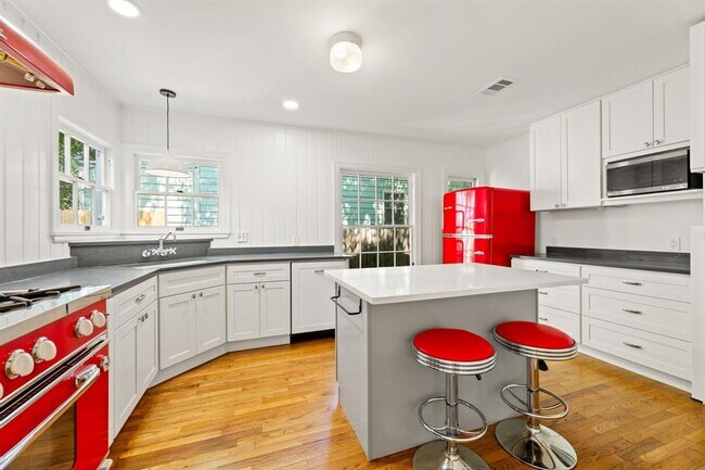 Building Photo - 811 E 45th St